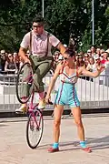 Radfahr-Akrobaten bei einer Show auf einem Festival