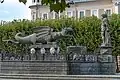 Der Lindwurmbrunnen ist ein Wahrzeichen der Stadt.