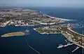 Warnemünde mit der Hafen-Einfahrt rechts