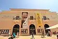 Kino in Spanien: Filmposter zeigen, welche Filme man sehen kann.