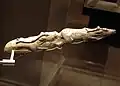 Vor 13.000 Jahren hat jemand den Stoßzahn eines Mammuts bearbeitet: So entstand dieses schlafende Rentier.