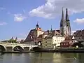 Der Dom mit dem Stadttor und der Steinernen Brücke über die Donau.