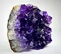 In Bergwerken findet man den Halbedelstein Amethyst.