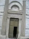 Der Eingang des Turms