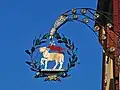 Schon früher gab es Werbung, wie für dieses Wirtshaus mit dem Namen „Lamm“. Es steht in Ditzingen in Baden-Württemberg.