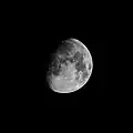 Das hier ist der zunehmende Mond. Die dunklen Bereiche kann man hier im Gegensatz zu einer Mondfinsternis nicht sehen.