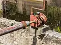 Hebel mit Zahnrad. Damit bedient man hier eine alte Schleuse.