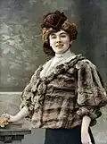 Vor 100 Jahren: Diese Schauspielerin trägt ein Oberteil aus Chinchilla-Pelz.