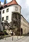 Der römische Turm, daran angebaut ein jüngeres Haus