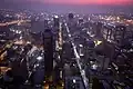 Die Skyline von Johannesburg bei Nacht.