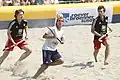 Hier wird Hockey am Strand gespielt.