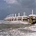 Ein riesiges Flutwehr in den Niederlanden, bei einem Sturm