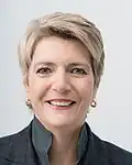 Das ist im Jahr 2025 die Schweizer Bundespräsidentin Karin Keller-Sutter. Ihre Aufgaben unterscheiden sich aber ziemlich stark von den Aufgaben ihrer Kollegen in den Nachbarländern.