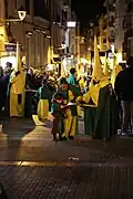 Bei einer Feier zu Ostern: Man sammelt das Wachs, das von Kerzen tropft.