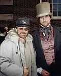 Spielberg mit einem Schauspieler von „Amistad“, im Jahr 1997