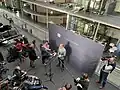 Hier fragen Journalisten einen Abgeordneten.