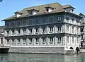 Das Rathaus steht über der Limmat. Darin tagen die Parlamente der Stadt Zürich und des Kantons.