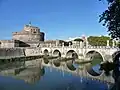 Über den Fluss Tiber führt die Engelsbrücke zur Engelsburg. Auf der Brücke stehen Figuren von Engeln.