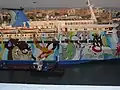 Ein Kreuzfahrtschiff mit riesigen Graffitis von Looney Tunes