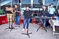 Eine Musikgruppe mit Keyboarder