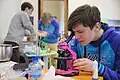 Ein Russischer Schüler am Mikroskop im Biologie-Unterricht