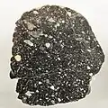 Dies ist ein Mondmeteorit. Man hat ihn im Norden von Afrika gefunden.