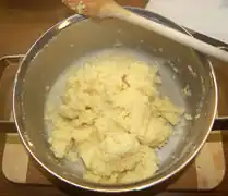 Die abgebrannte Grießkloßmasse und