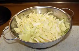 den Kohl in Streifen schneiden und