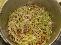 Weißkohl zum Speck mit Zwiebeln, andünsten des Weißkohl