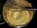 Die Butter schmelzen und mit dem Mehl anrühren.