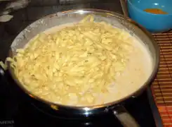 die Nudeln unter die Sauce ziehen.