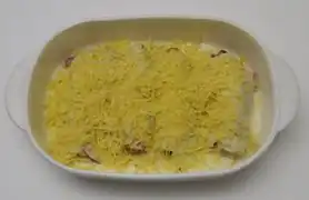 Mit Käse bestreut