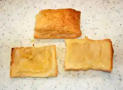 die gebackenen Blätterteigscheiben