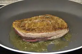 Die Entenbrust brät auf der Fleischseite.