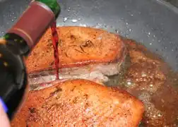 … ablöschen mit Rotwein …