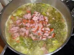 Kurz vor Ende der Garzeit die Würste zugeben.