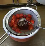 mit einem Schöpflöffel passieren und