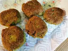 Die fertigen Falafeln auf Küchenpapier abtropfen lassen.