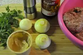 Einige Zutaten: Petersilie, Pfeffer, Öl, Zwiebeln, Senf, Hackfleisch