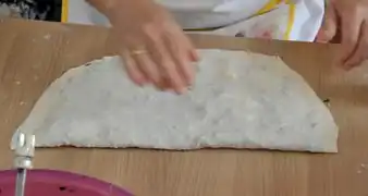 Den belegten Teig zusammenklappen