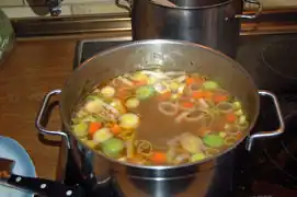 Das Gemüse und die fertigen Spätzle zugeben.