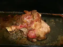 Die fertig gebratene Schweinshaxe