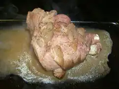 Die gekochte Schweinshaxe ist fertig für den Ofen
