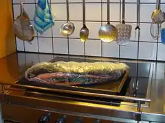 und in einen Plastikbeutel packen. Diesen in eine flache Schale legen
