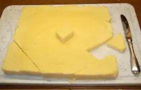 den Teig in Stücke schneiden