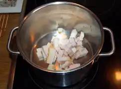 Den grünen Speck in Würfel schneiden und
