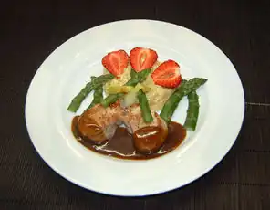 Spargelrisotto mit grünen Spargelspitzen