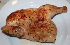 das fertige halbe Hähnchen