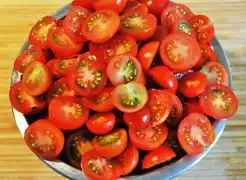 Halbierte Party-Tomaten