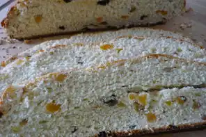 Süßes Hefebrot mit Früchten